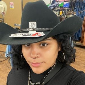 Meet your Posher, Angeluz